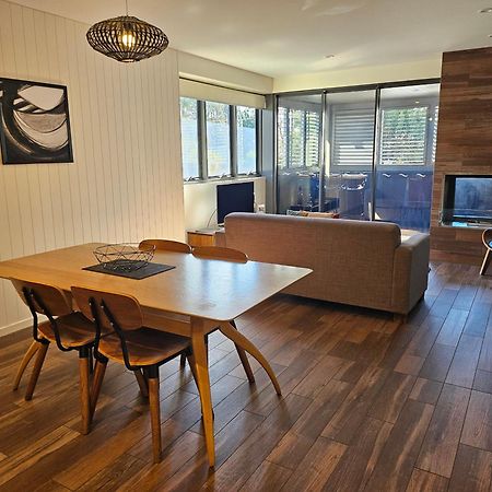 Altitude On Montville Bagian luar foto A living room with a fireplace