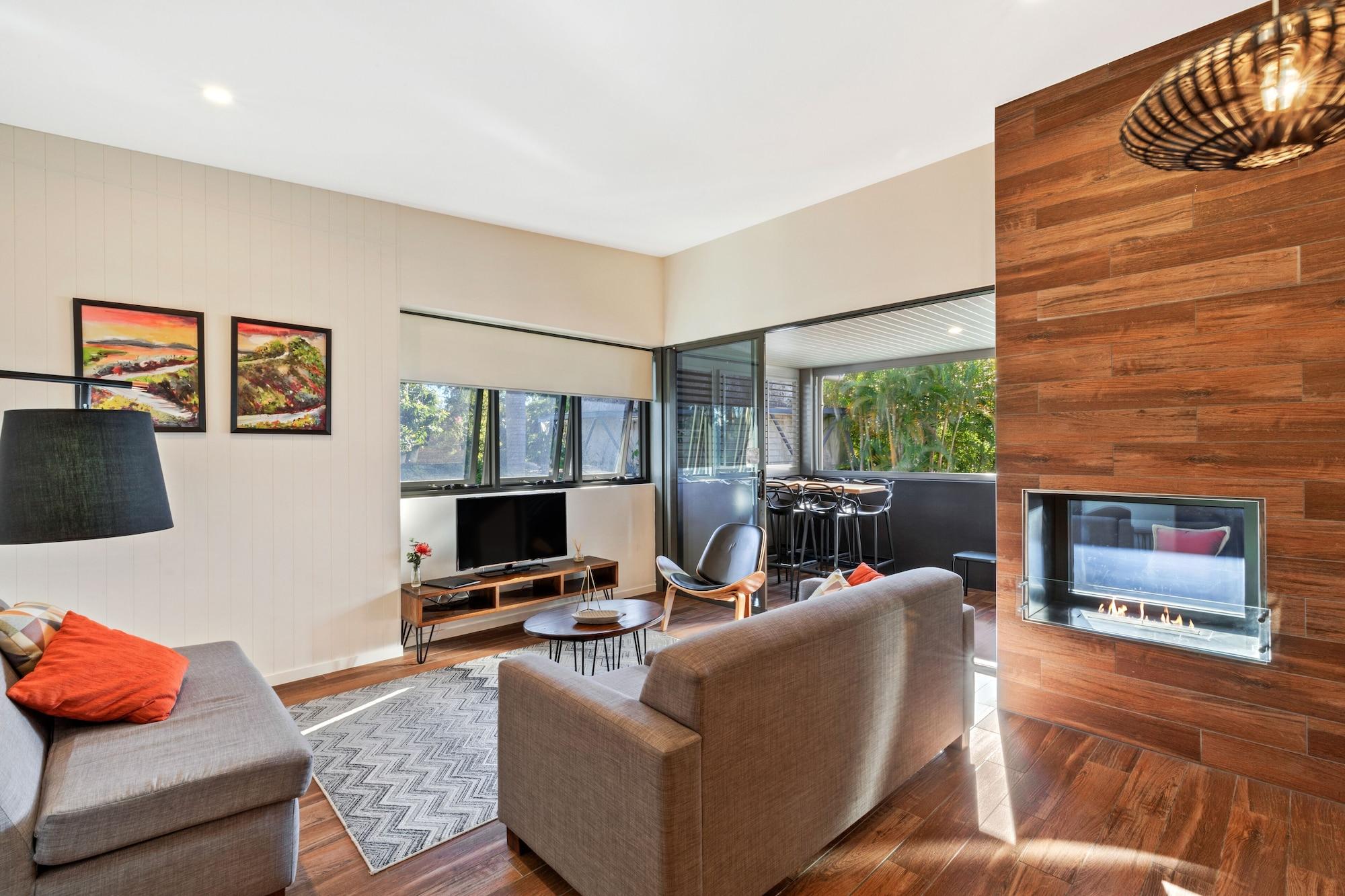 Altitude On Montville Bagian luar foto A living room with a fireplace