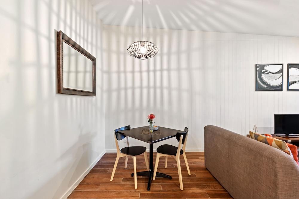Altitude On Montville Bagian luar foto A dining room