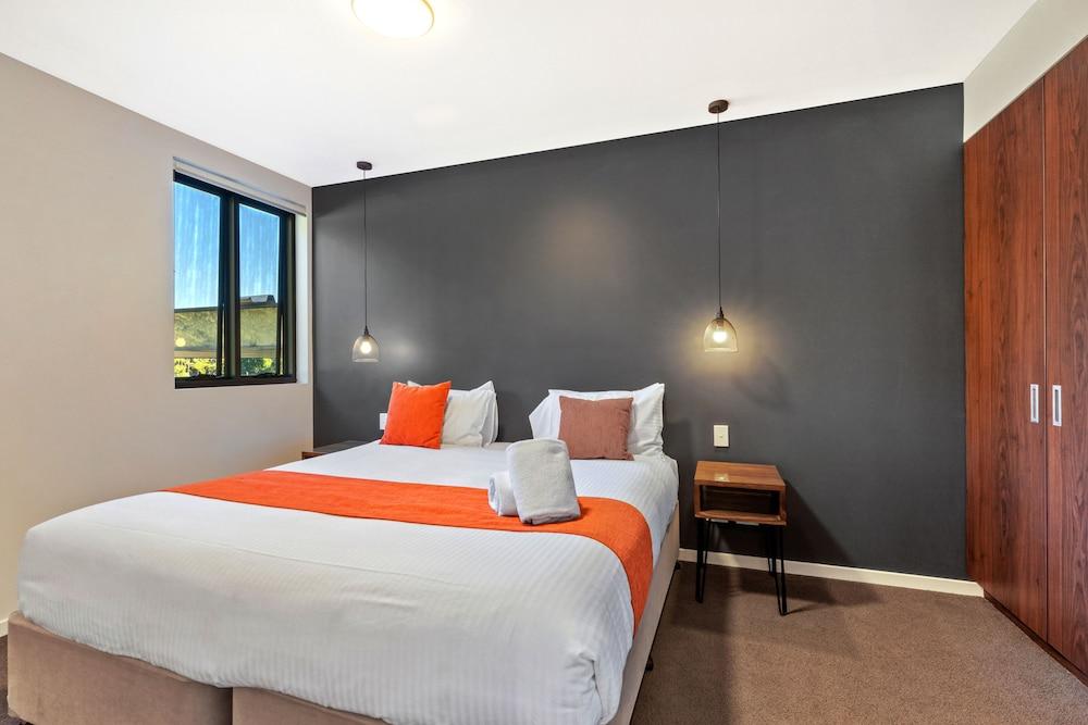 Altitude On Montville Bagian luar foto A bedroom at the hotel