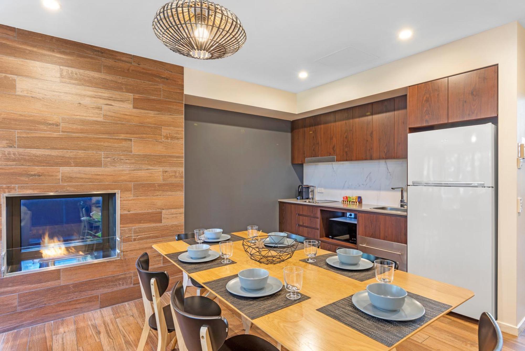 Altitude On Montville Ruang foto A kitchen in a typical apartment