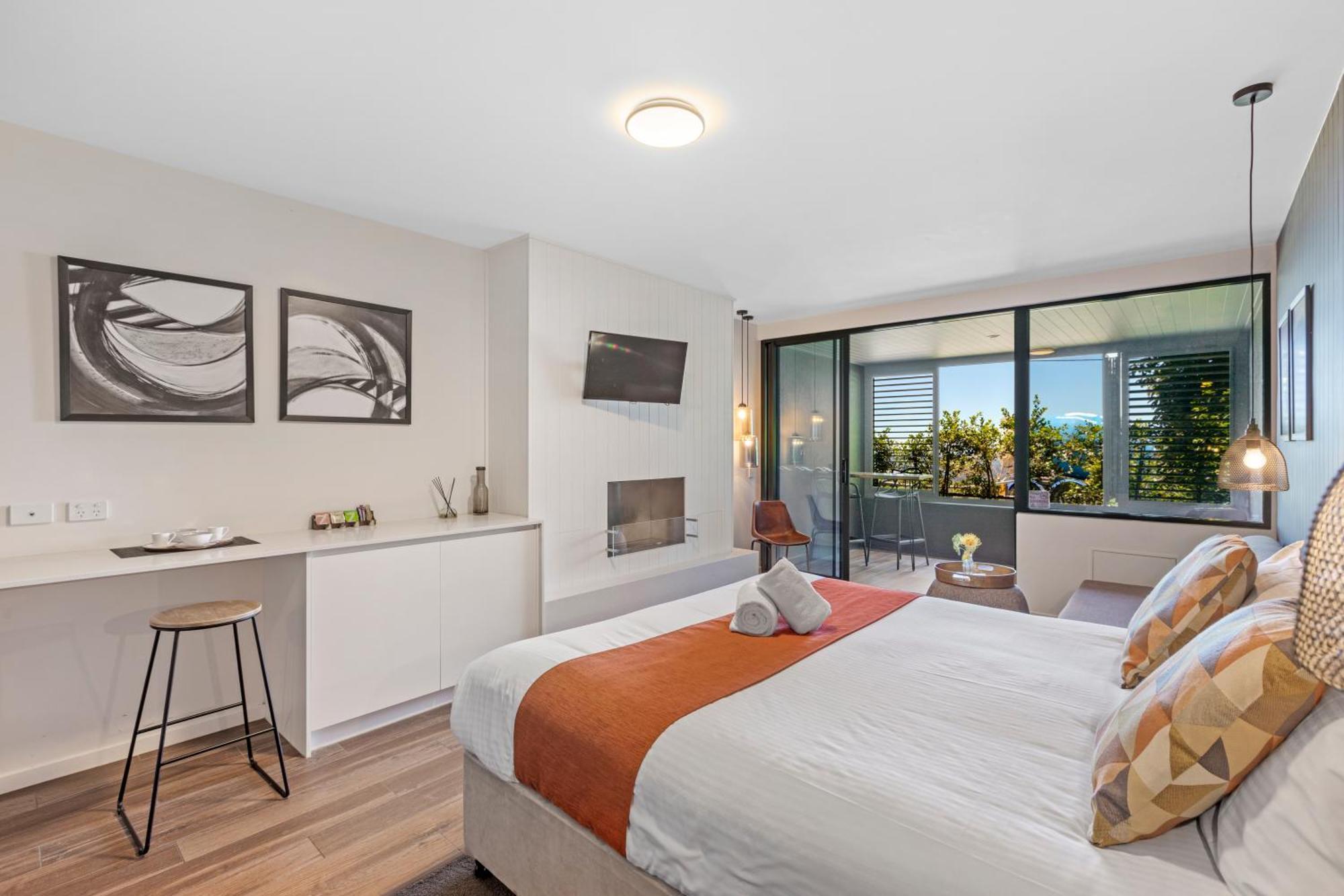 Altitude On Montville Bagian luar foto A bedroom at the Mantra on Lake
