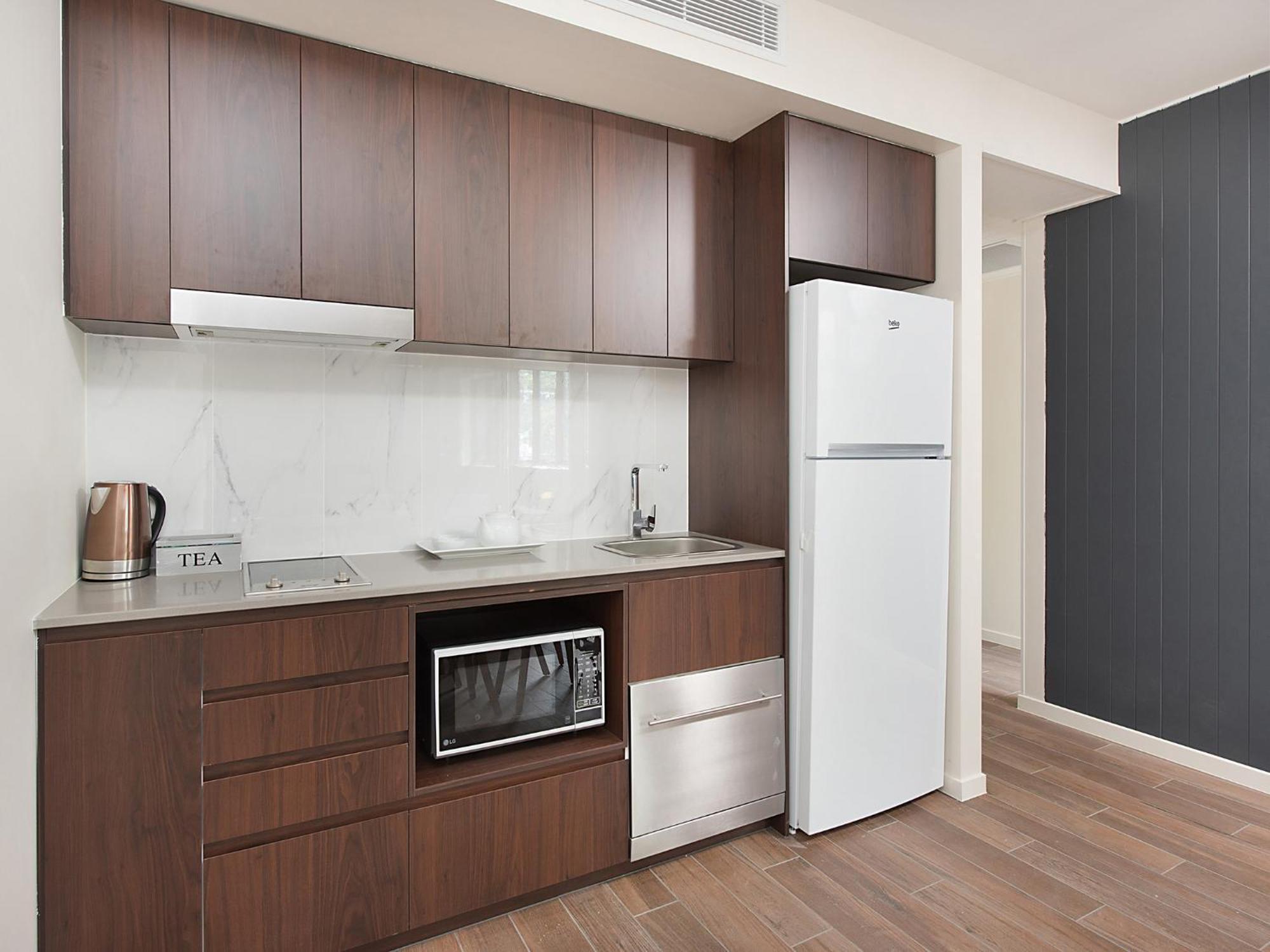 Altitude On Montville Ruang foto A typical kitchen in a student apartment
