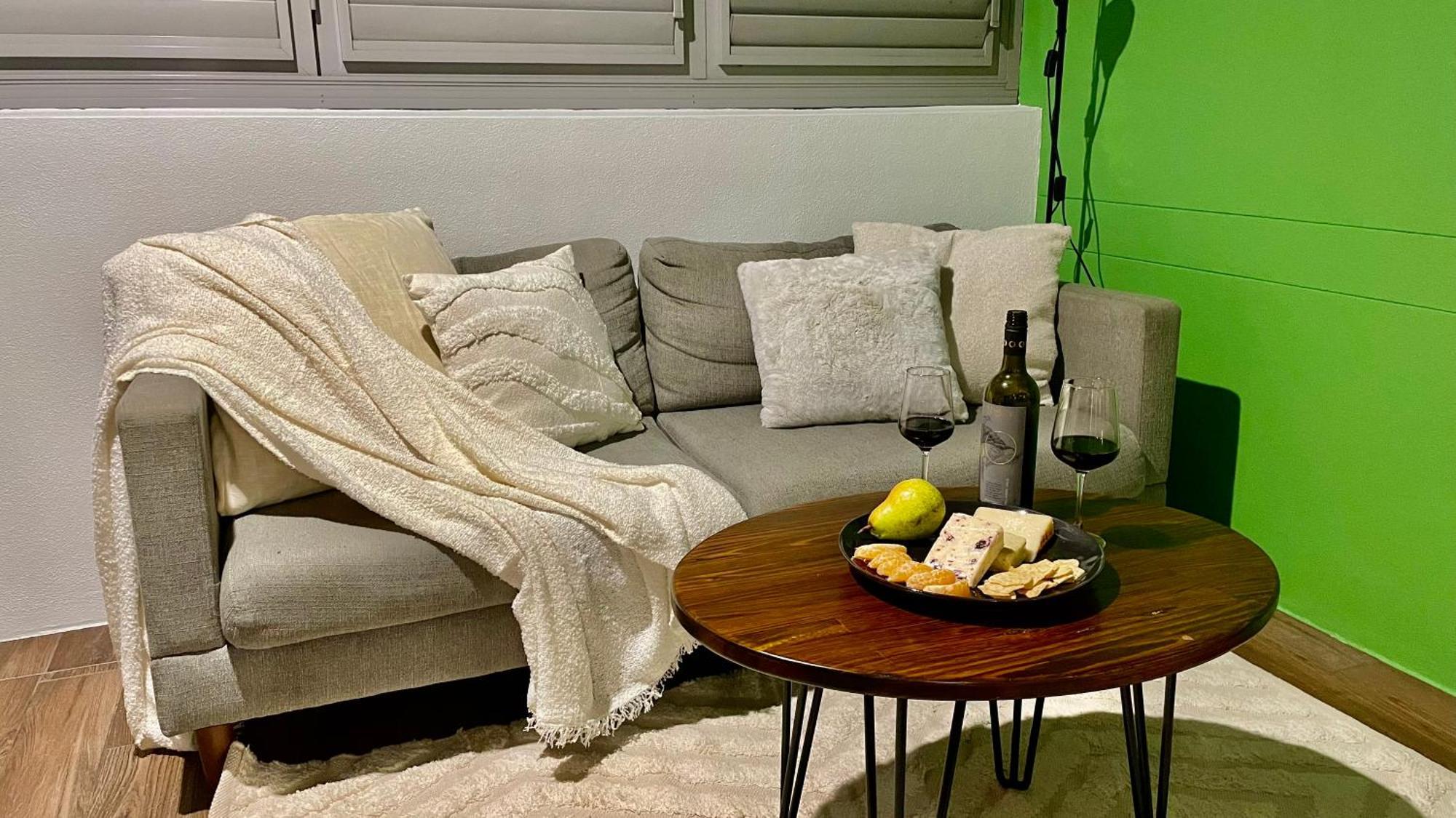 Altitude On Montville Ruang foto A throw on a sofa