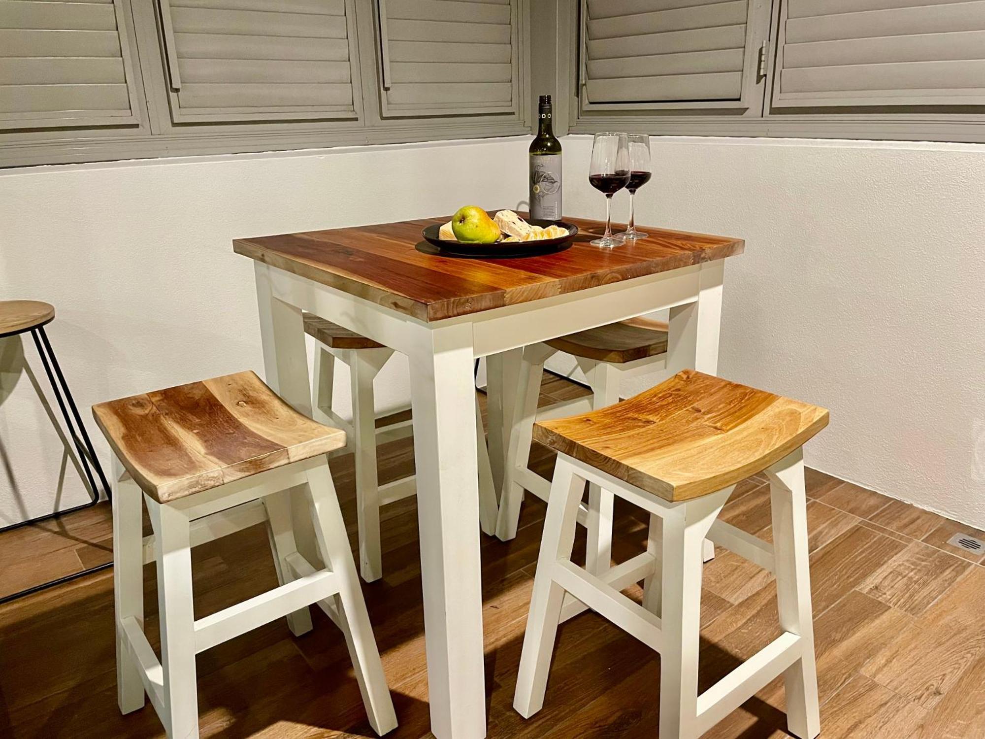 Altitude On Montville Ruang foto A bar table with bar stools