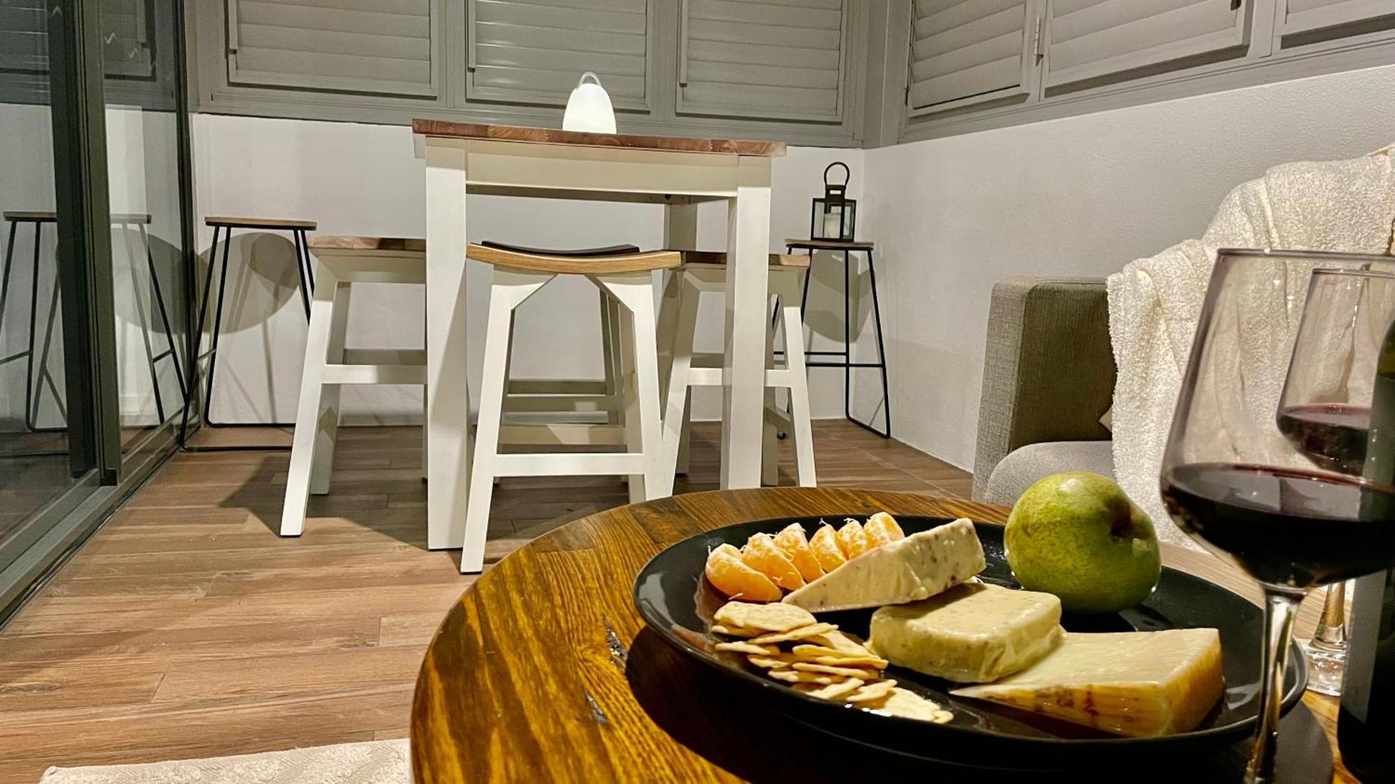 Altitude On Montville Ruang foto A kitchen with a breakfast bar