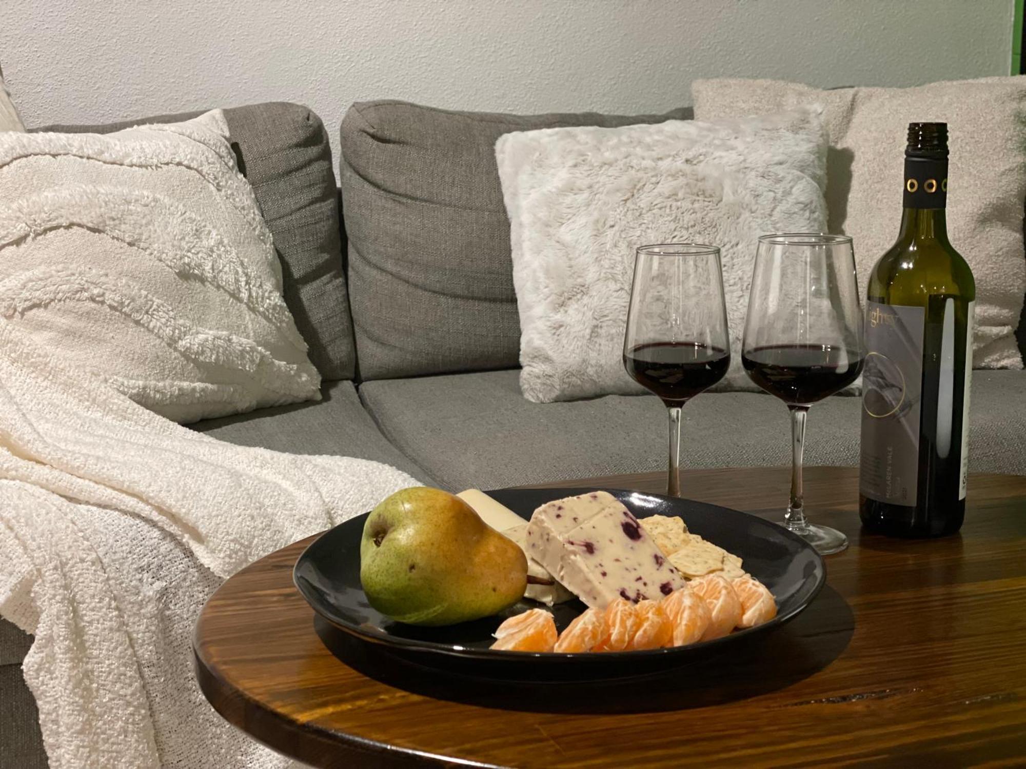 Altitude On Montville Ruang foto A wine and cheese pairing