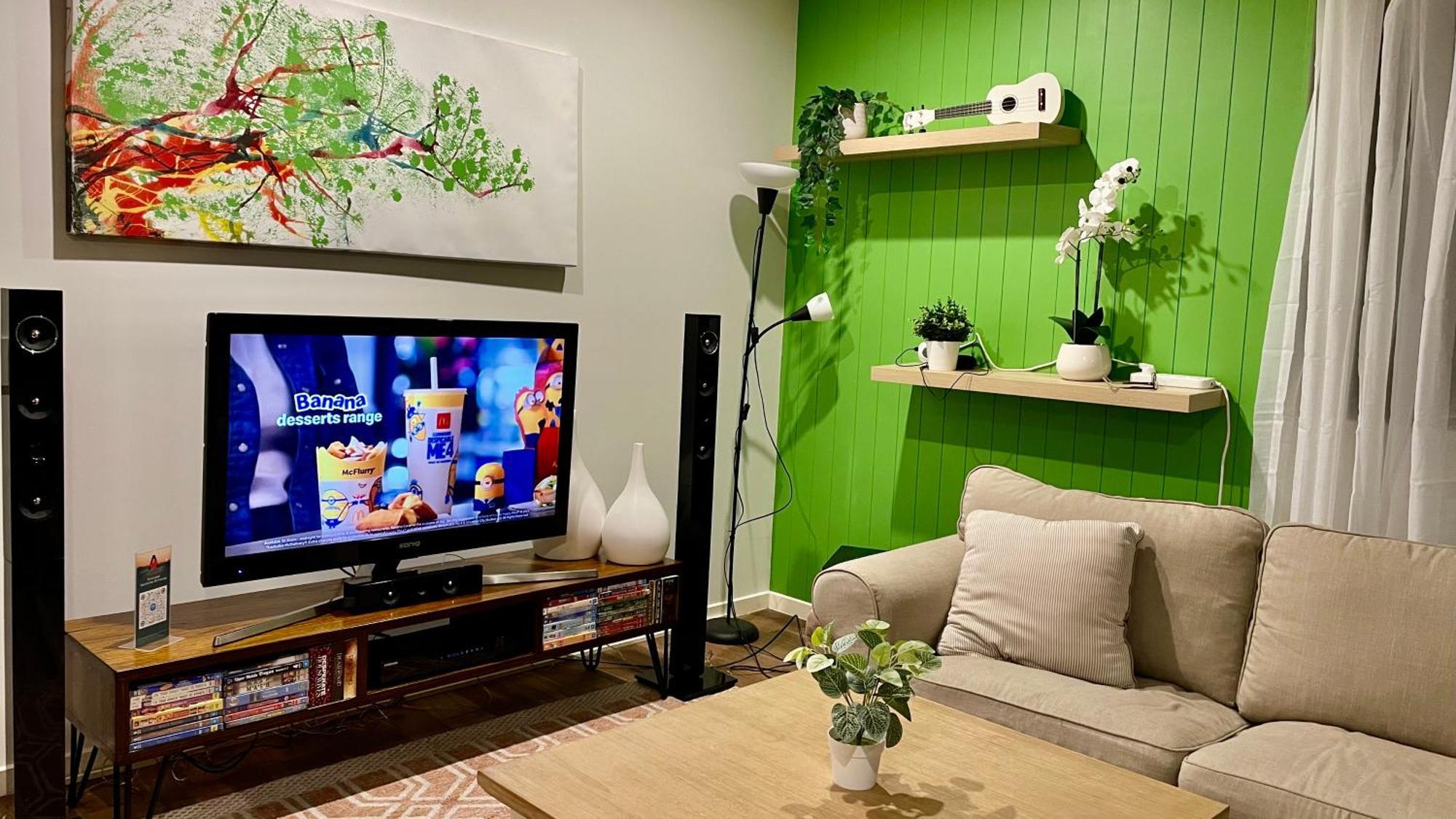 Altitude On Montville Ruang foto A living room with a television