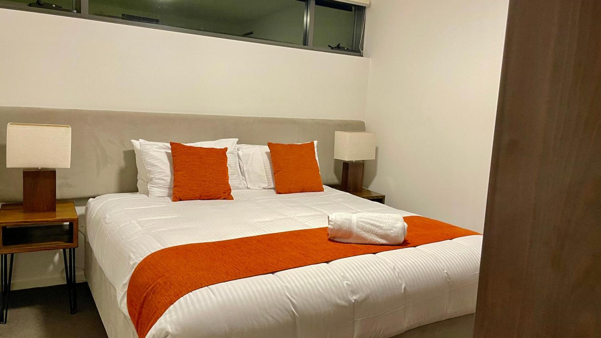 Altitude On Montville Bagian luar foto A bed with a bed runner