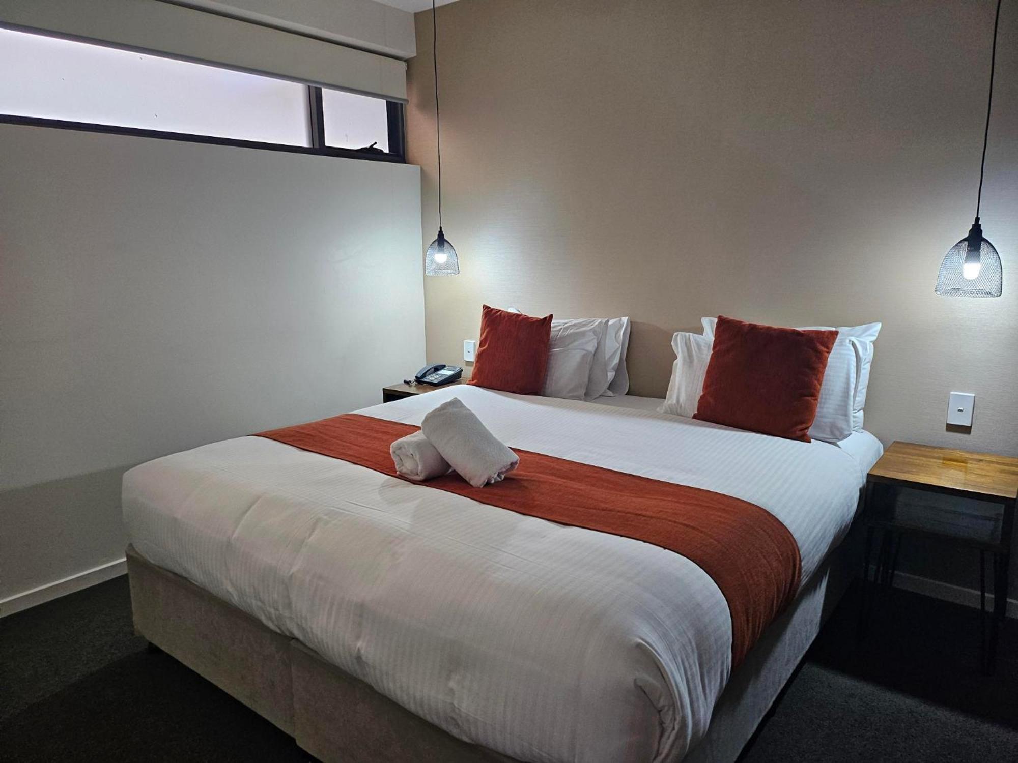 Altitude On Montville Bagian luar foto A bedroom at the hotel