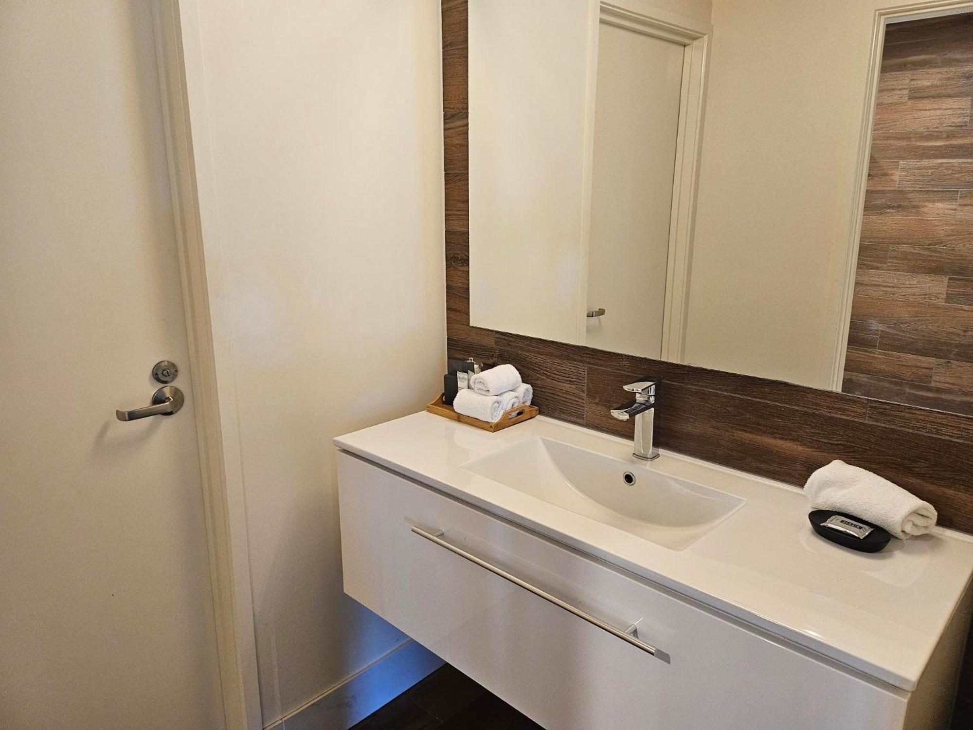 Altitude On Montville Bagian luar foto Bathroom
