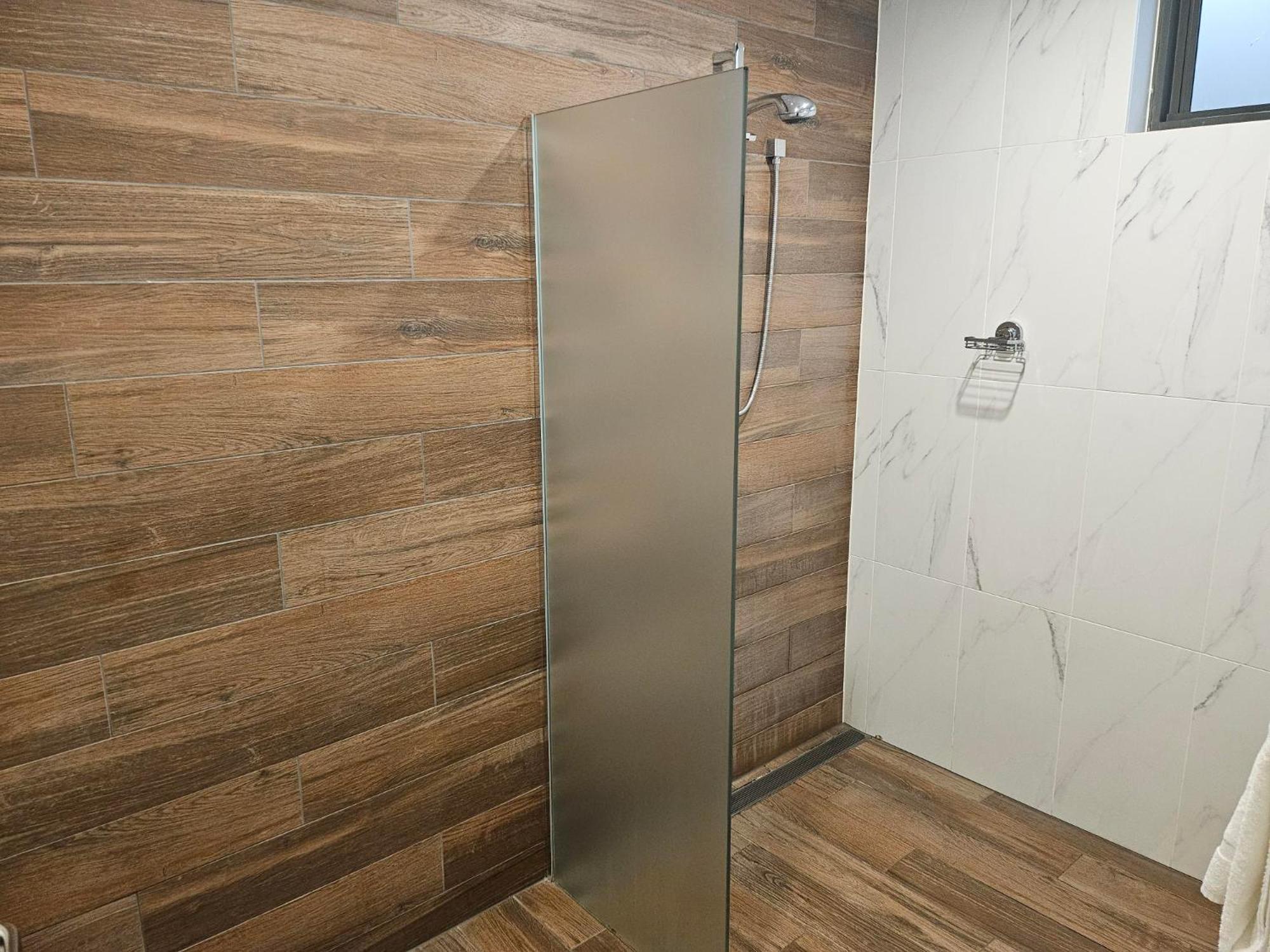 Altitude On Montville Bagian luar foto A shower with a fixed shower head