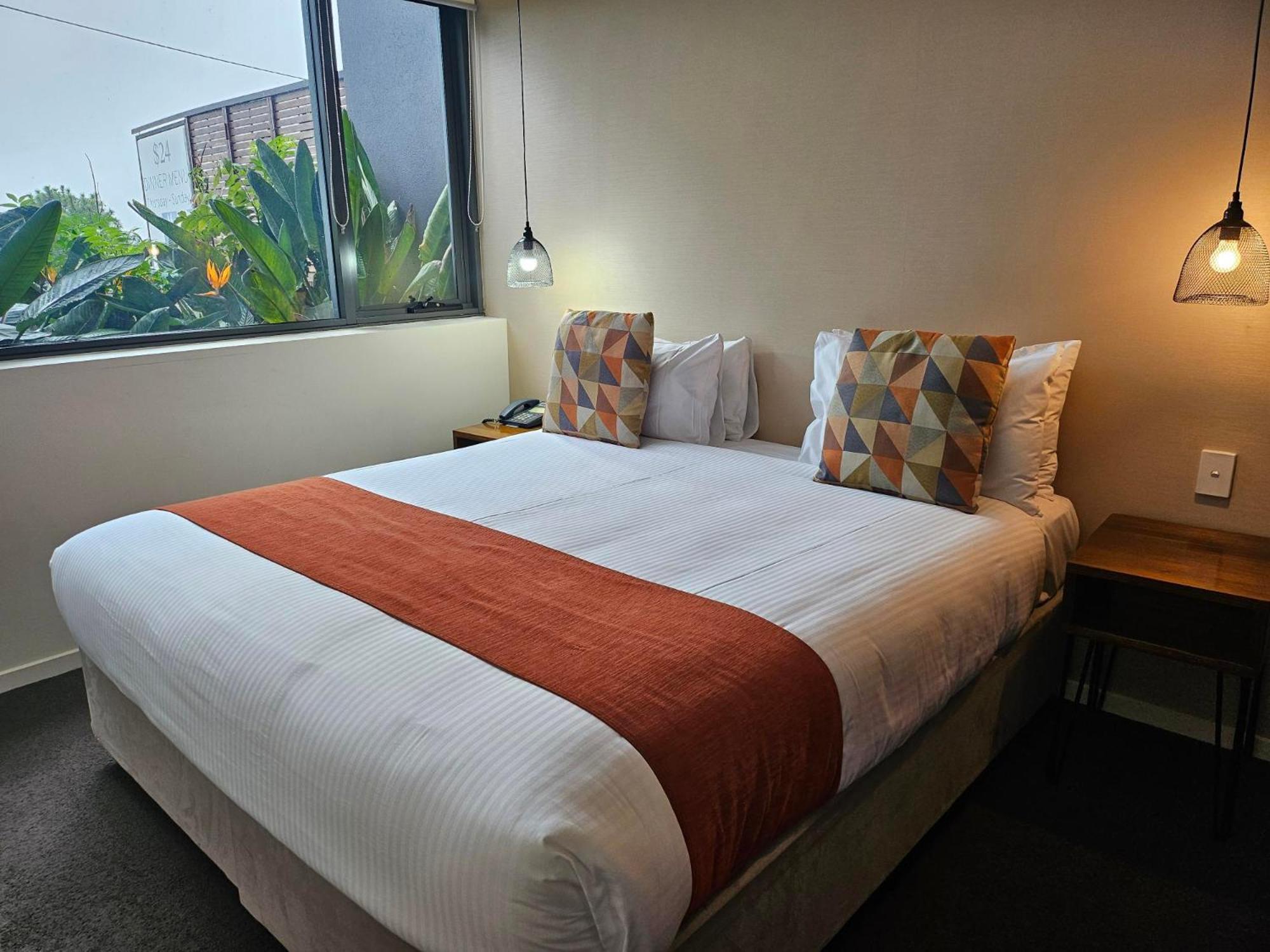 Altitude On Montville Ruang foto A bed with a bed runner