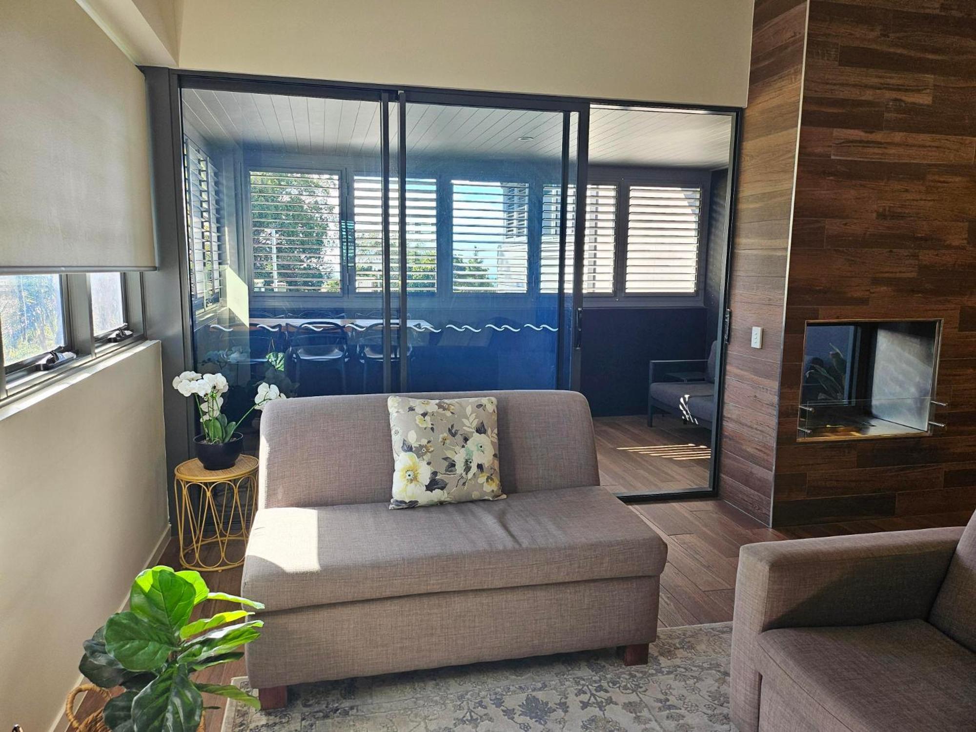 Altitude On Montville Ruang foto A living room with a sofa